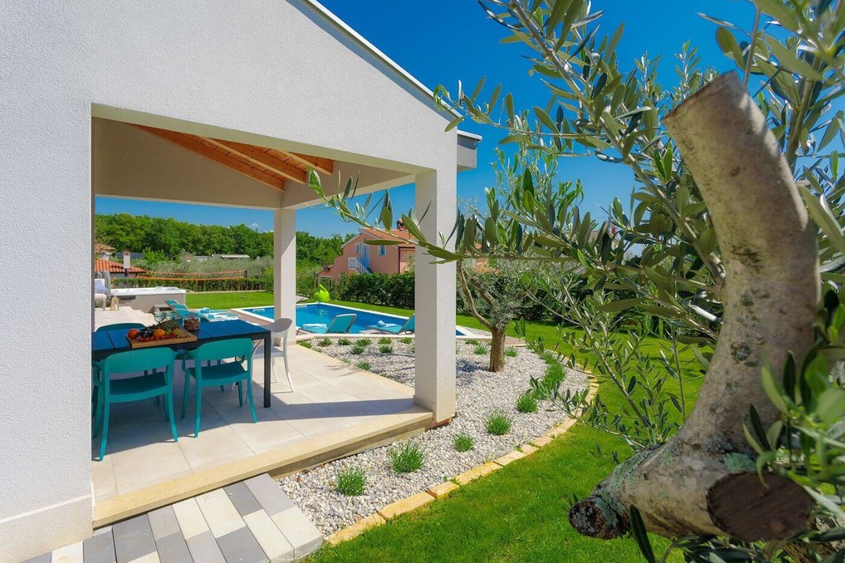 Fully equipped villa with spacious garden, swimming pool, jacuzzi