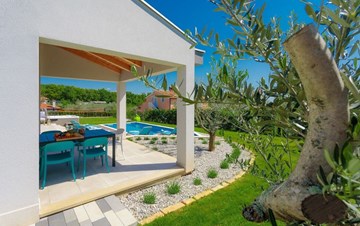 Voll ausgestattete Villa mit 4 SZ, großem Garten, Pool, Jacuzzi
