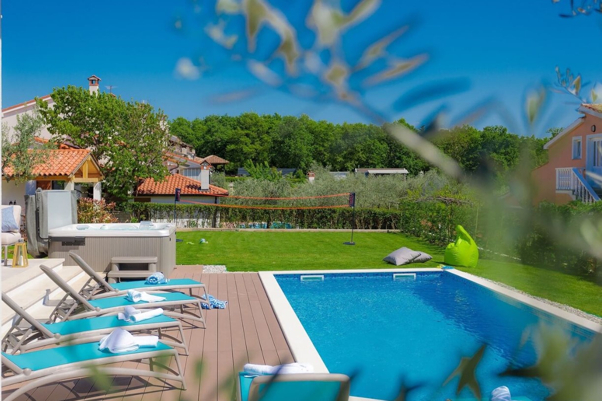 Fully equipped villa with spacious garden, swimming pool, jacuzzi