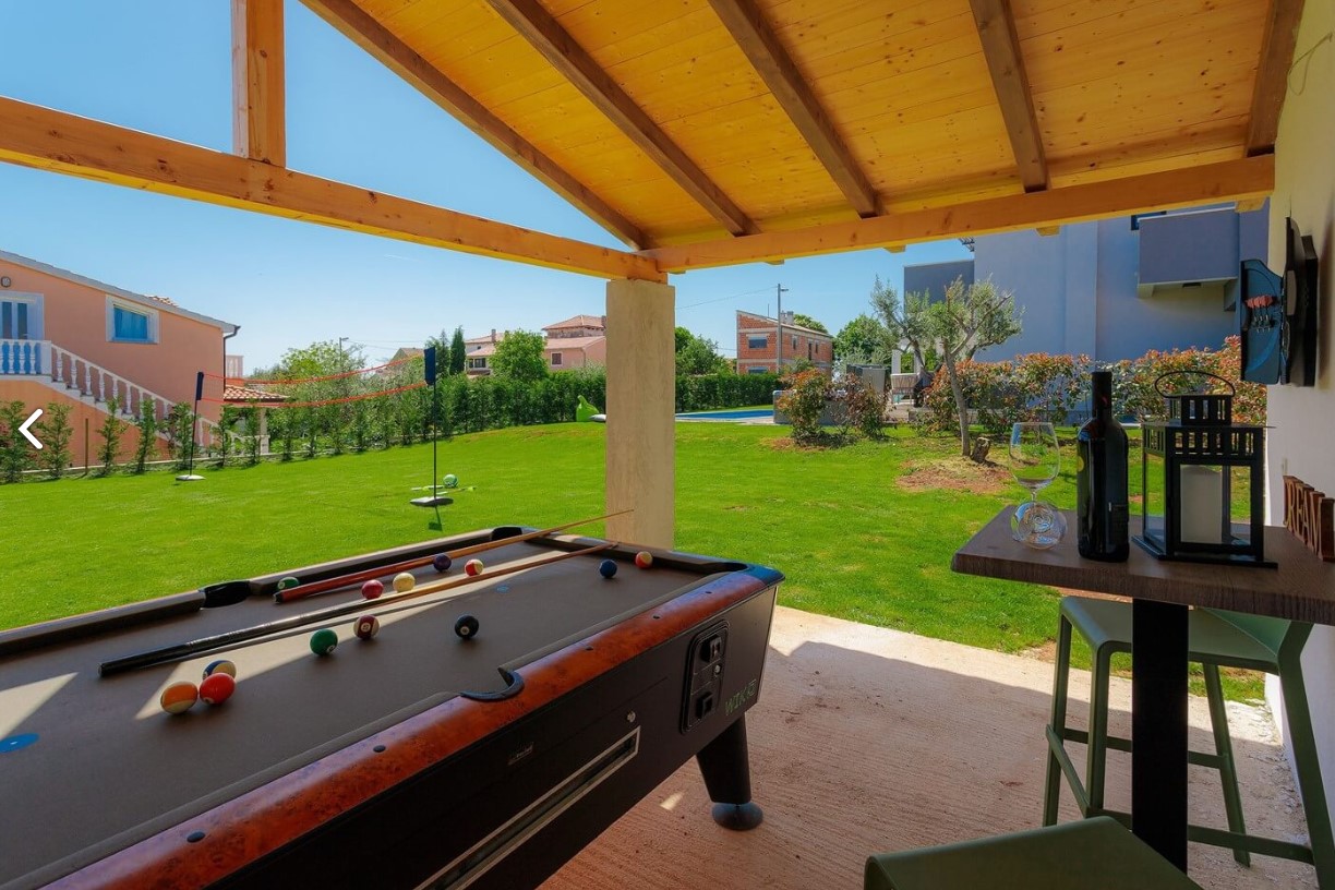 Fully equipped villa with spacious garden, swimming pool, jacuzzi