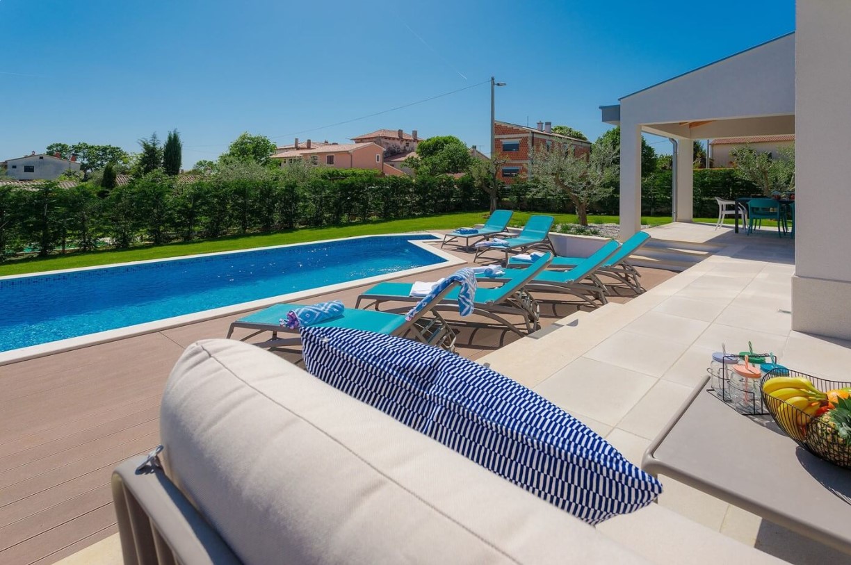 Fully equipped villa with spacious garden, swimming pool, jacuzzi