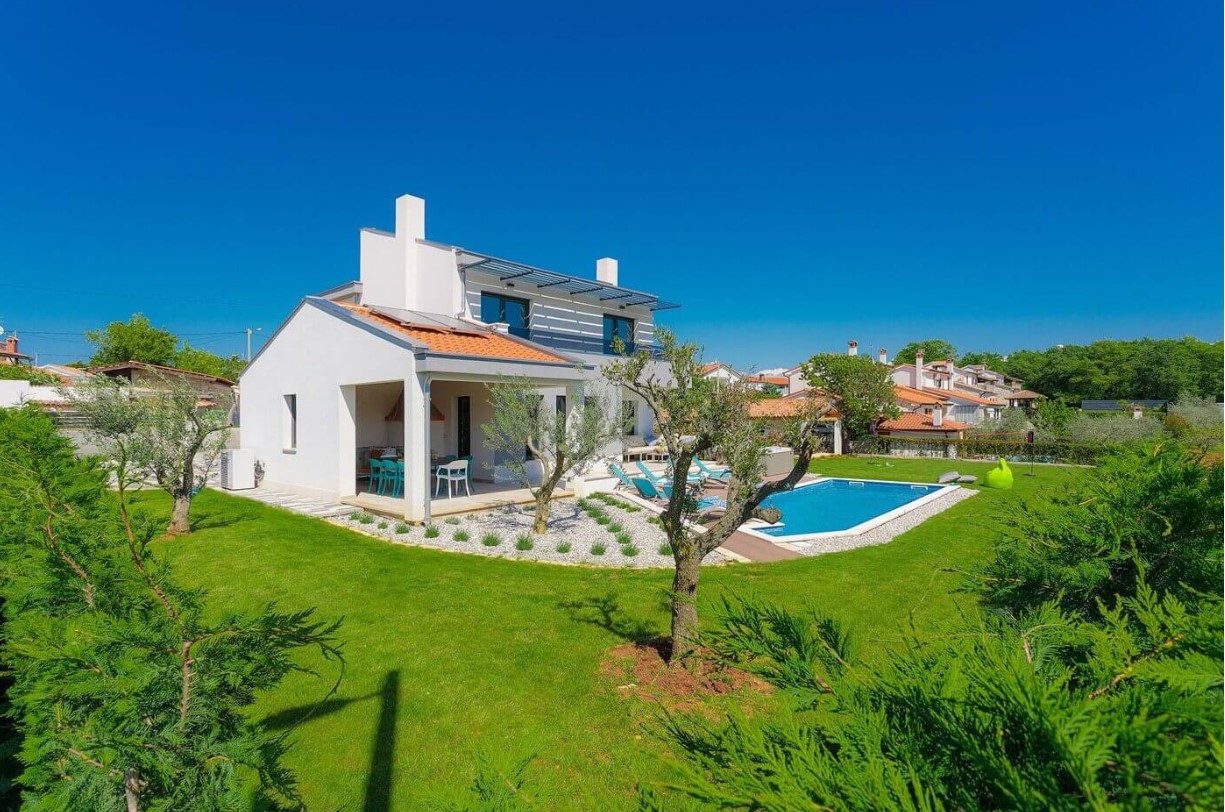 Fully equipped villa with spacious garden, swimming pool, jacuzzi