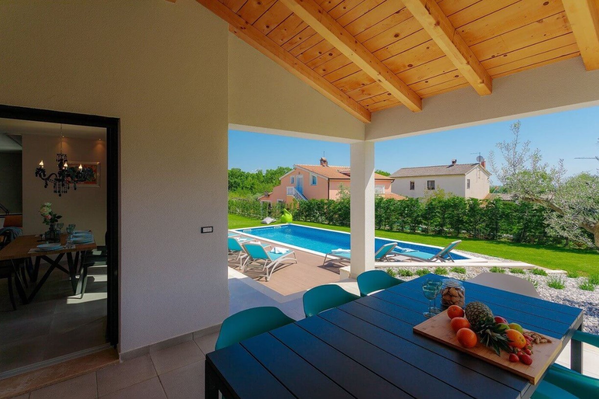 Fully equipped villa with spacious garden, swimming pool, jacuzzi