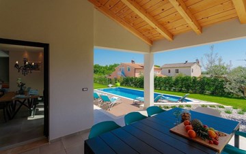 Voll ausgestattete Villa mit 4 SZ, großem Garten, Pool, Jacuzzi