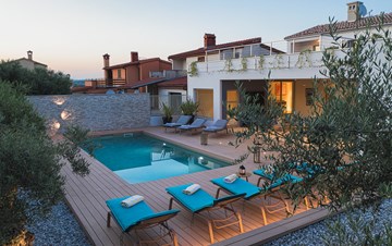 Moderna villa sa pogledom na more i vanjskom kuhinjom