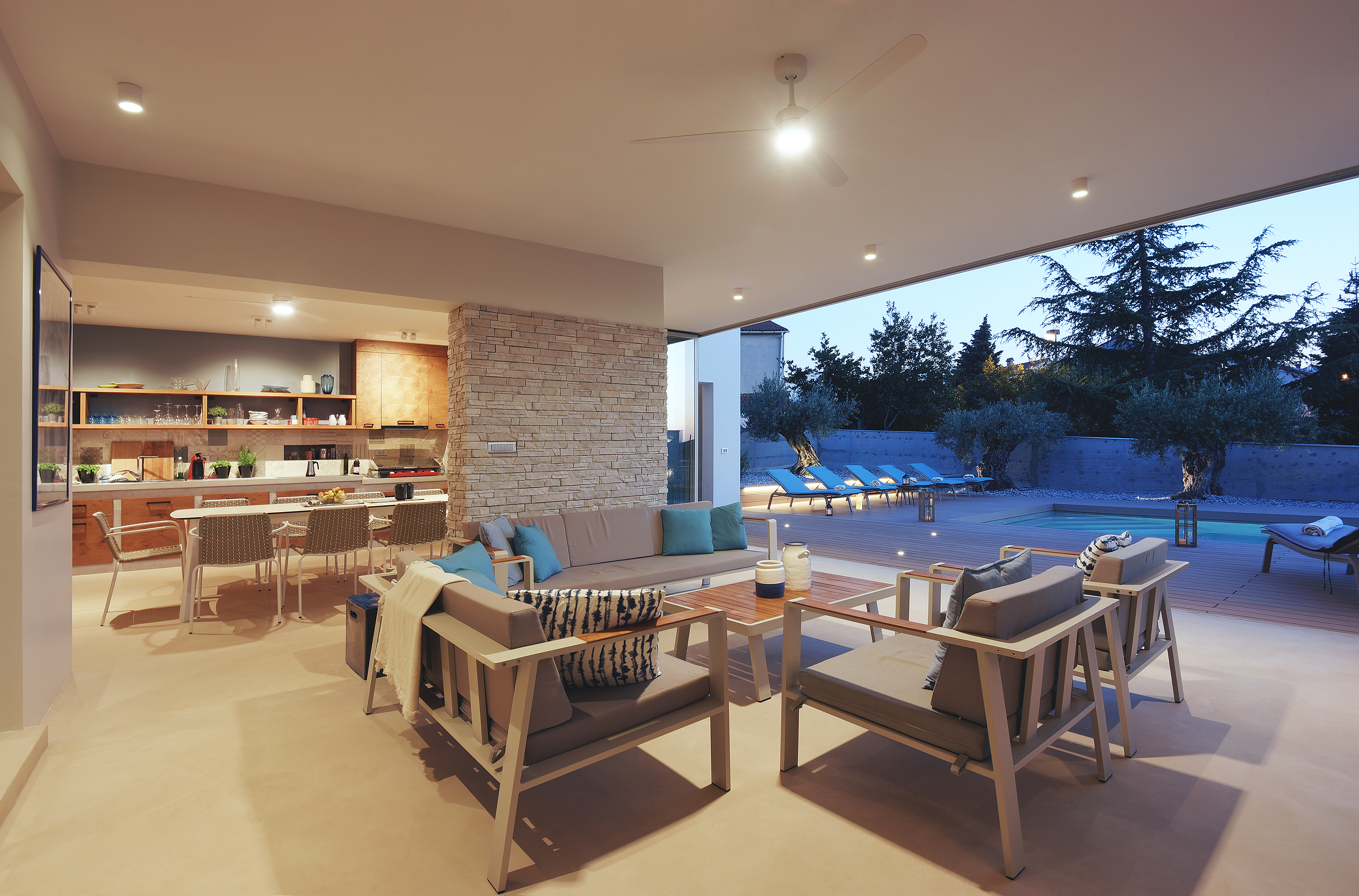 Moderne Villa mit Meerblick und Außenküche