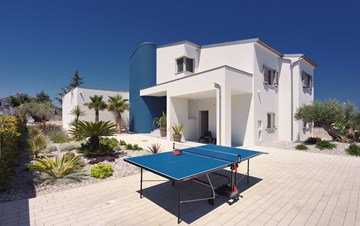 Moderna villa sa pogledom na more i vanjskom kuhinjom