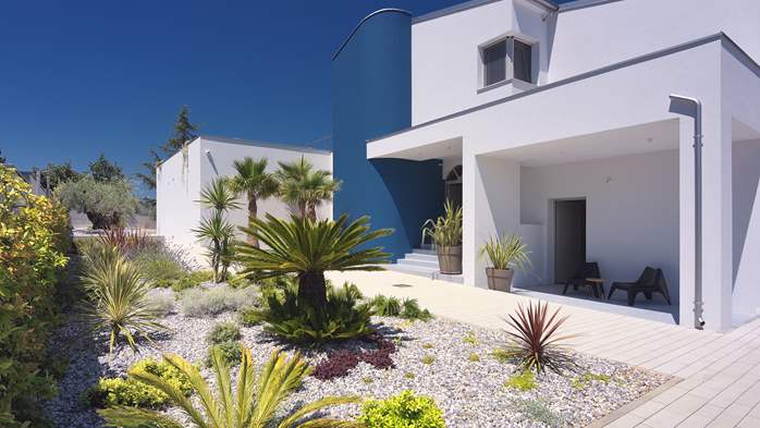 Moderne Villa mit Meerblick und Außenküche, 24