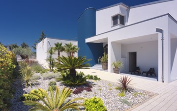 Villa moderna con vista mare e cucina esterna
