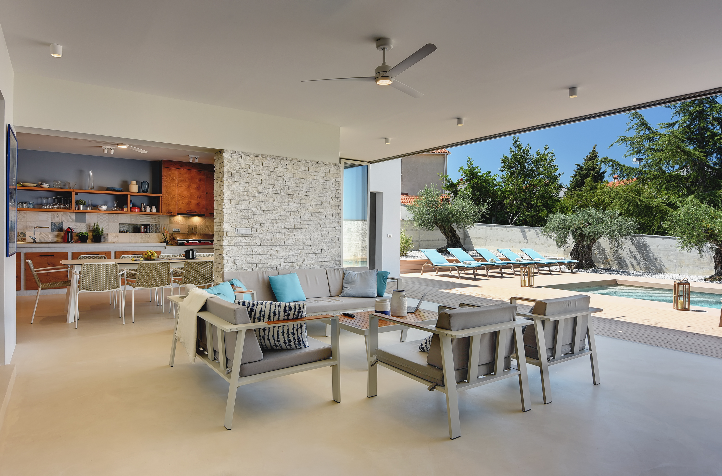 Moderne Villa mit Meerblick und Außenküche