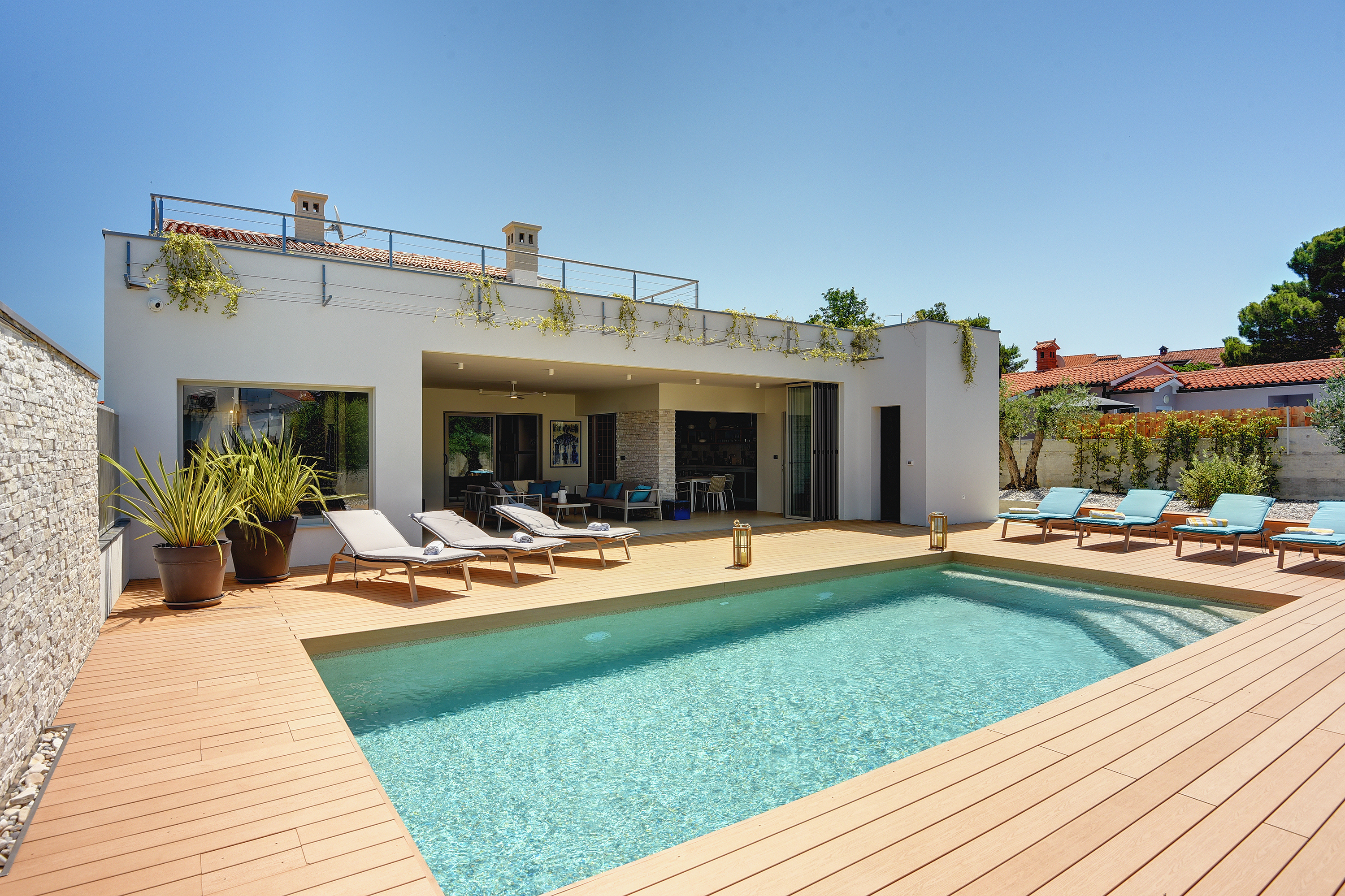 Moderne Villa mit Meerblick und Außenküche