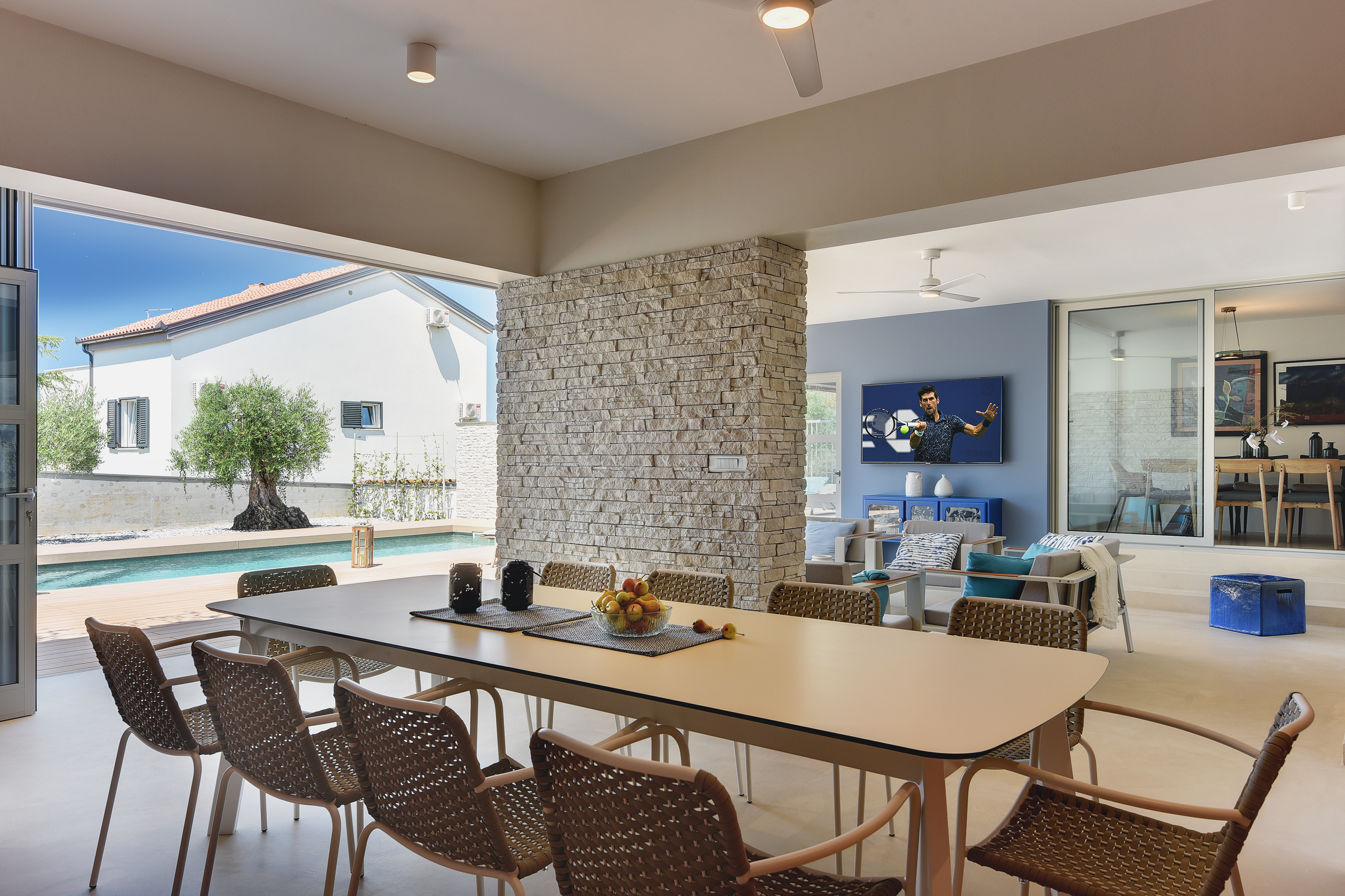 Moderne Villa mit Meerblick und Außenküche