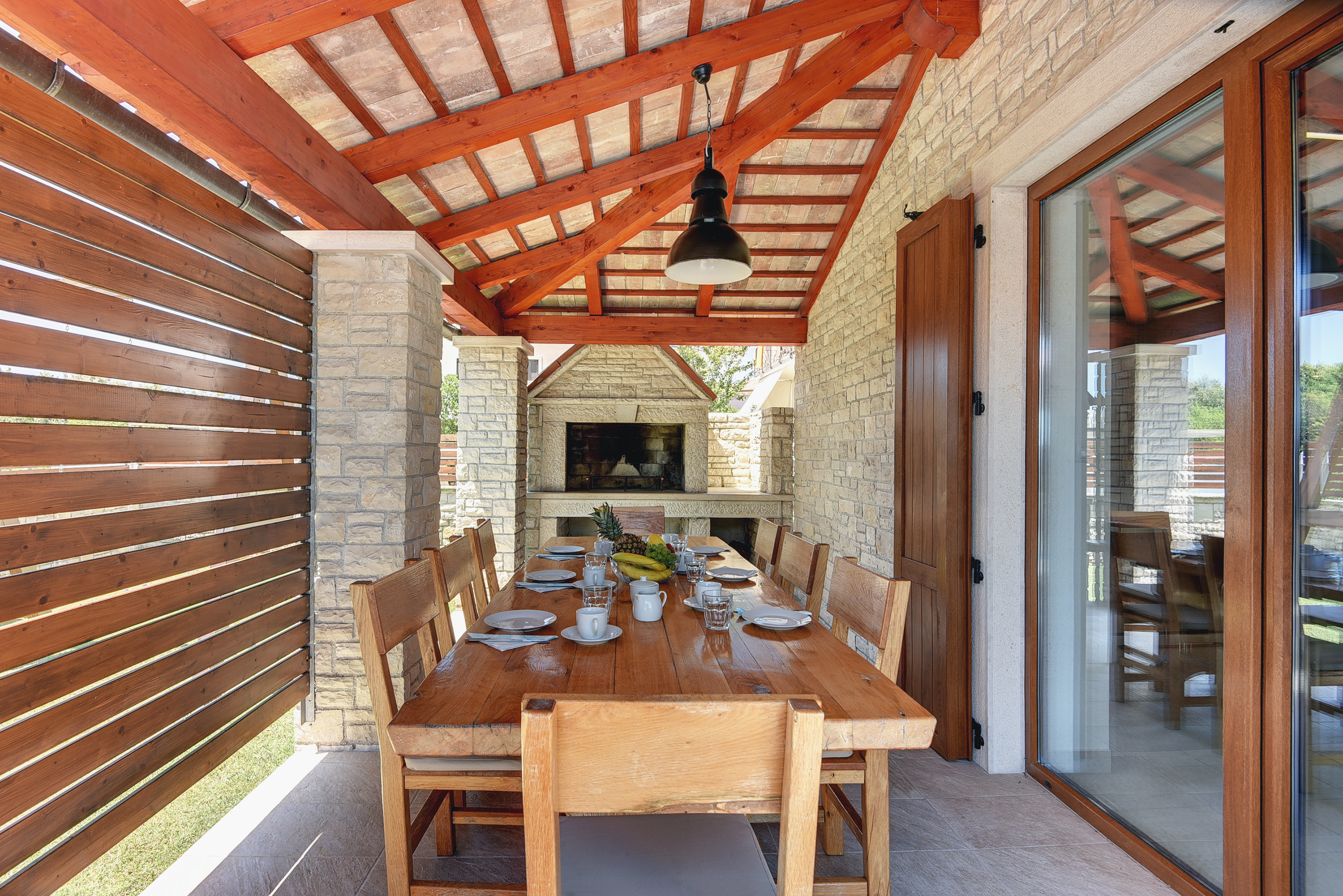 Villa mit Meerblick, Pool, eingezäuntem Rasen