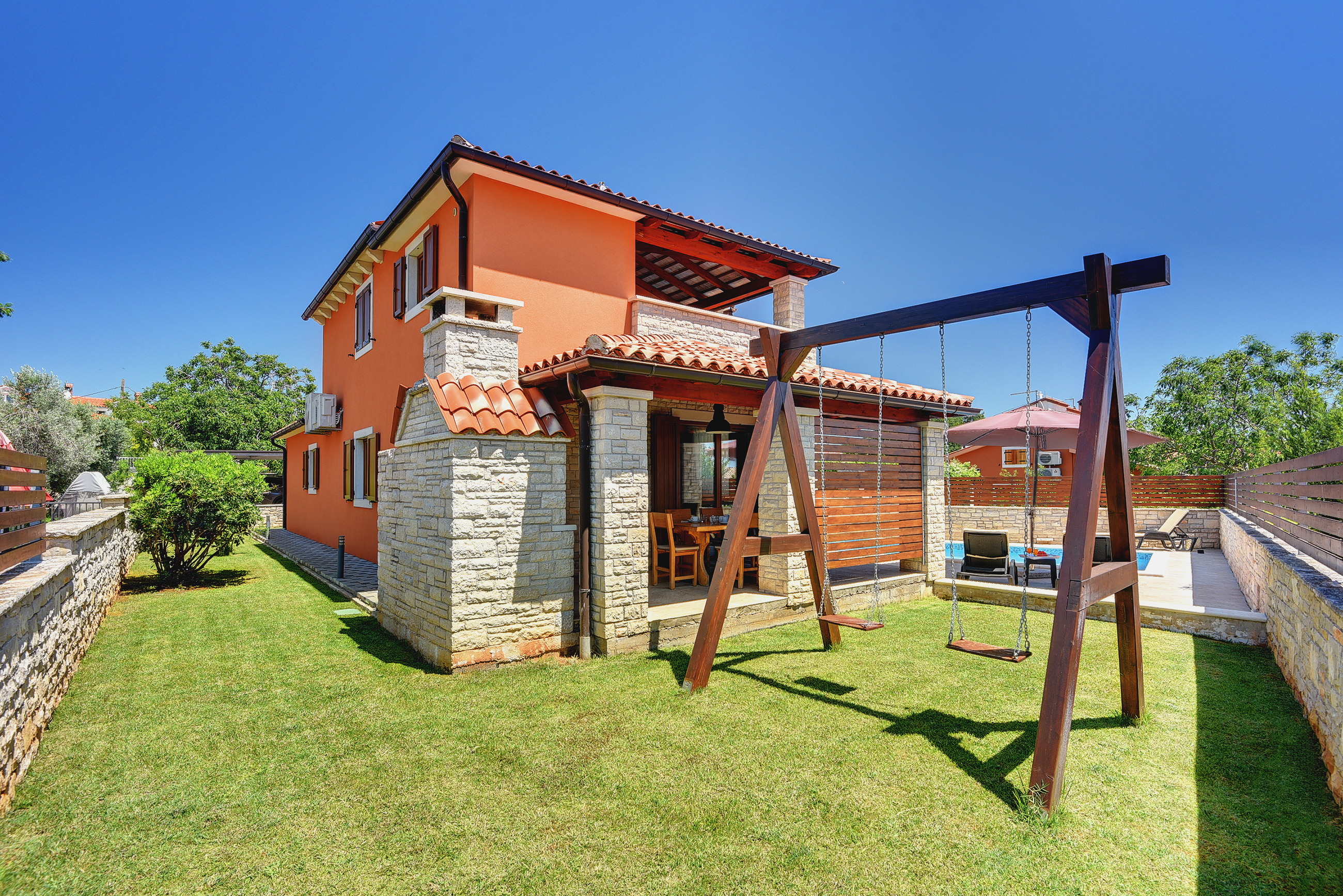 Villa mit Meerblick, Pool, eingezäuntem Rasen