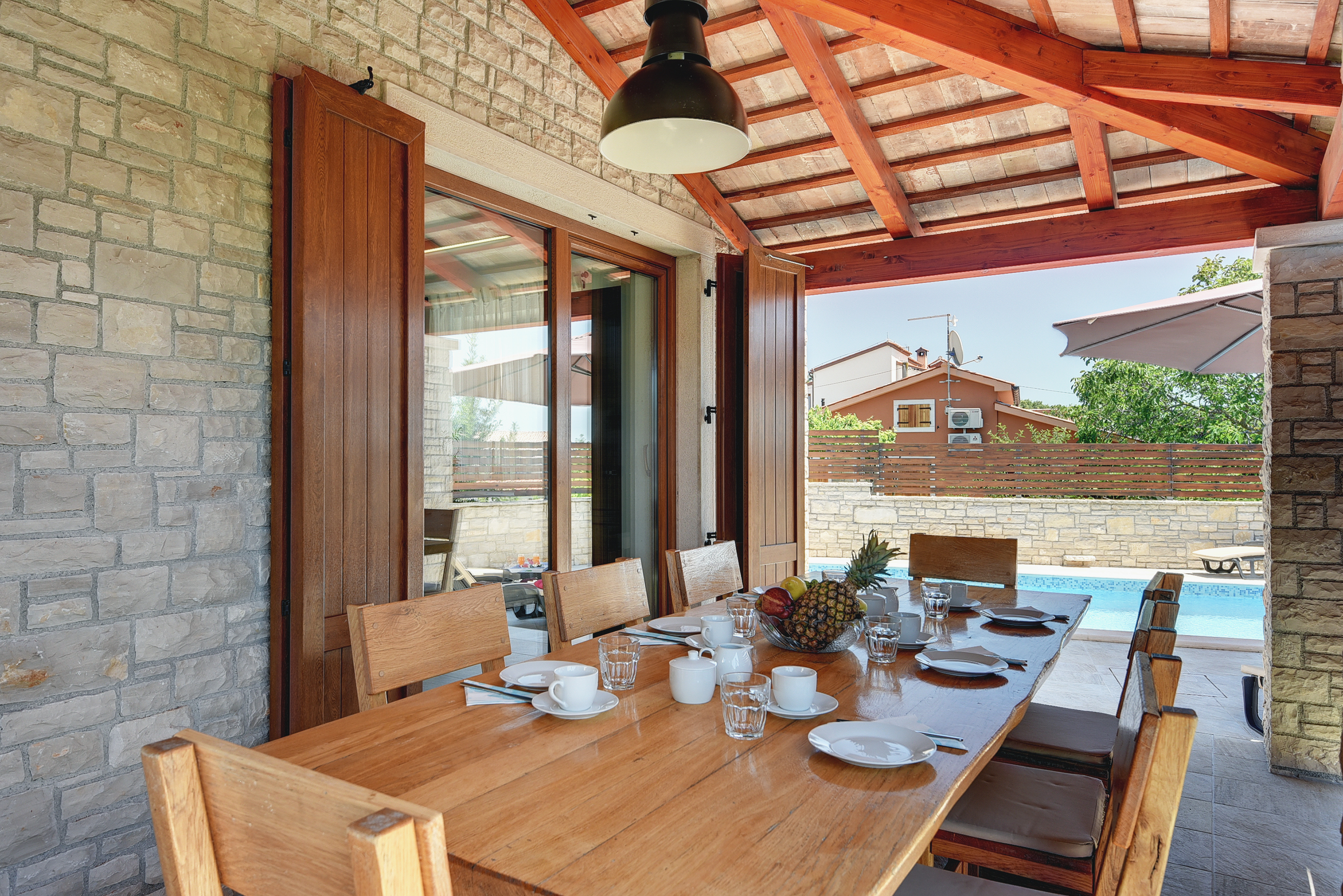 Villa mit Meerblick, Pool, eingezäuntem Rasen