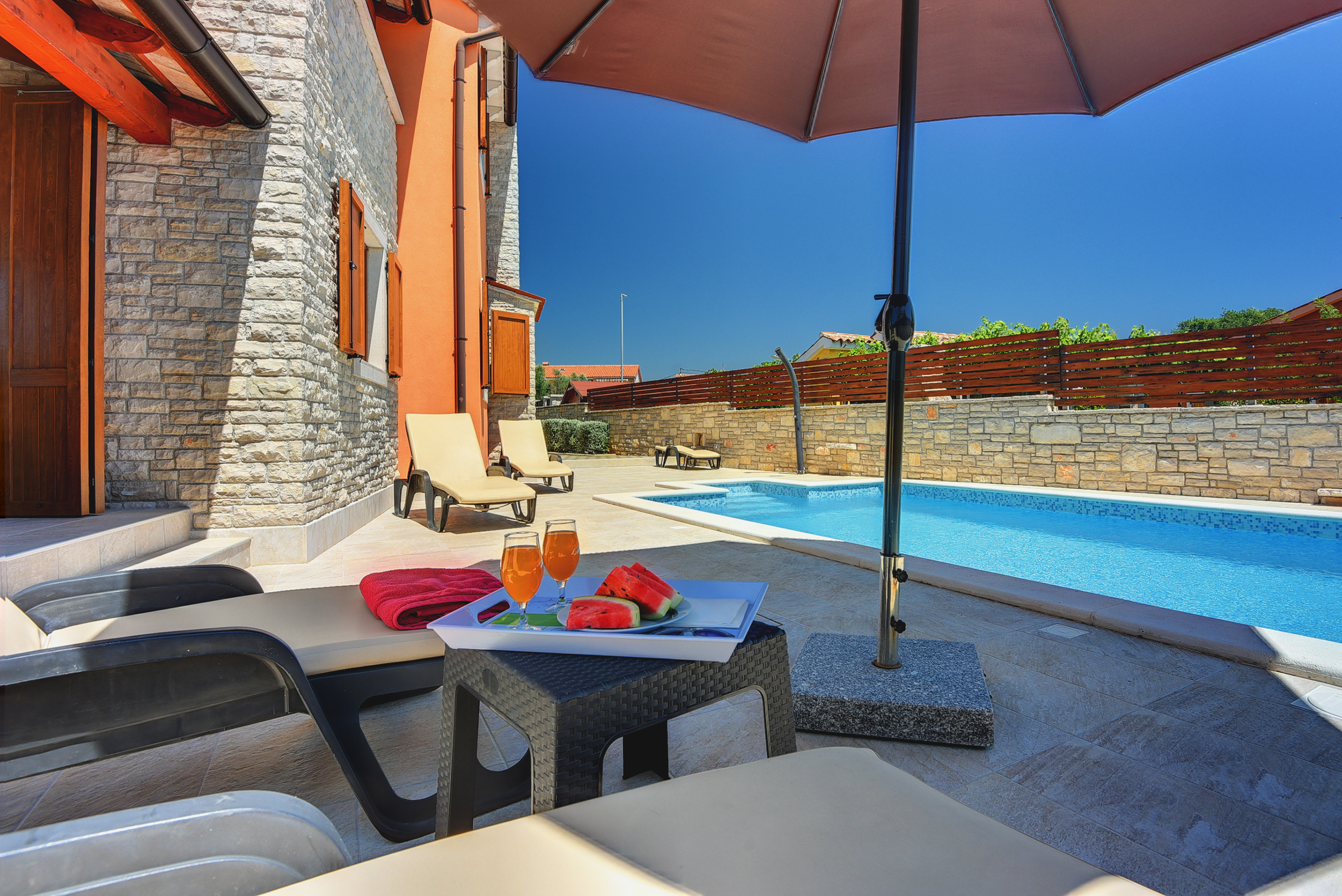 Villa mit Meerblick, Pool, eingezäuntem Rasen