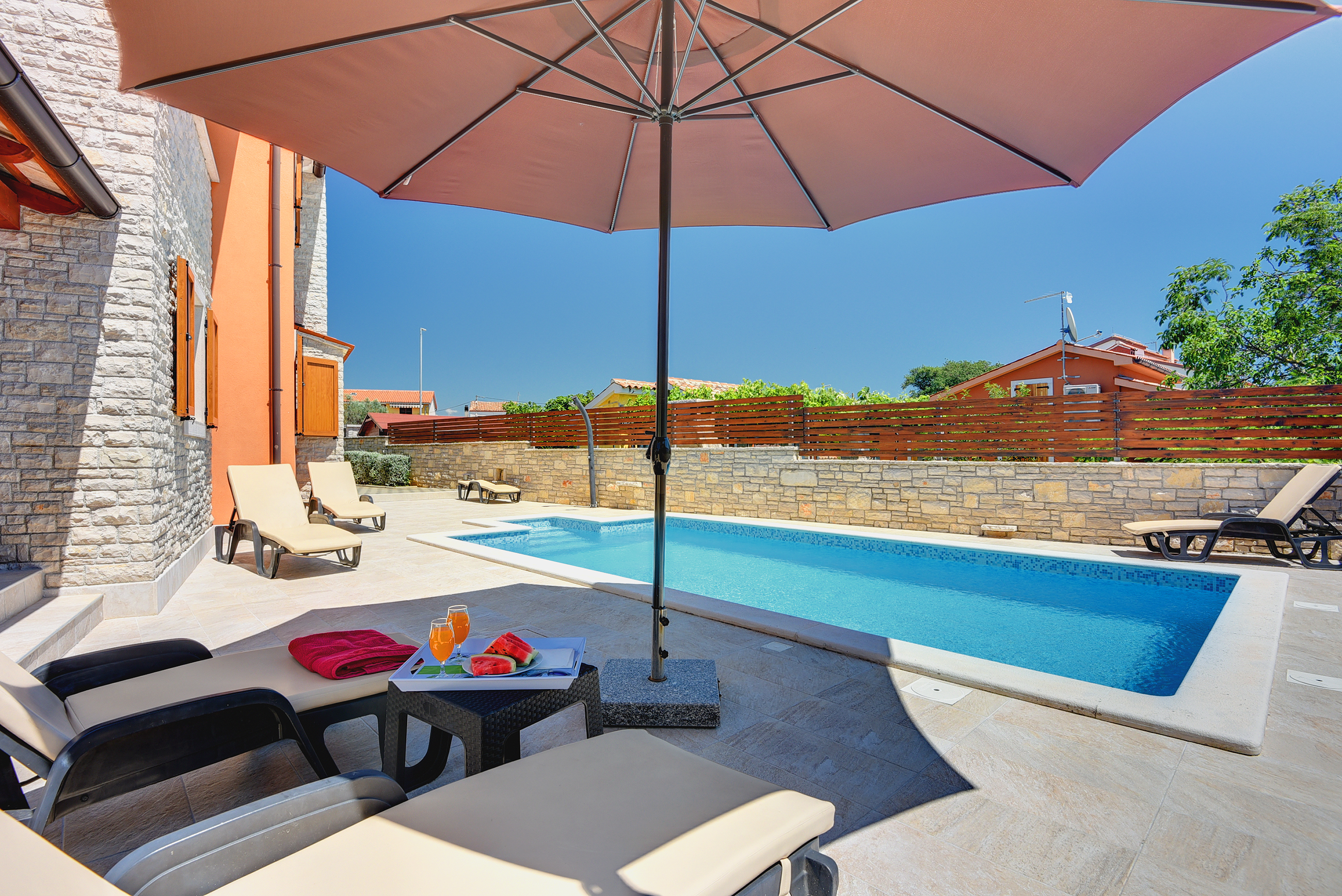 Villa mit Meerblick, Pool, eingezäuntem Rasen