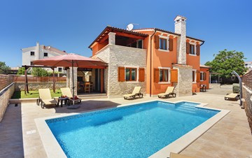 Villa with sea view, swimming pool, fenced lawn