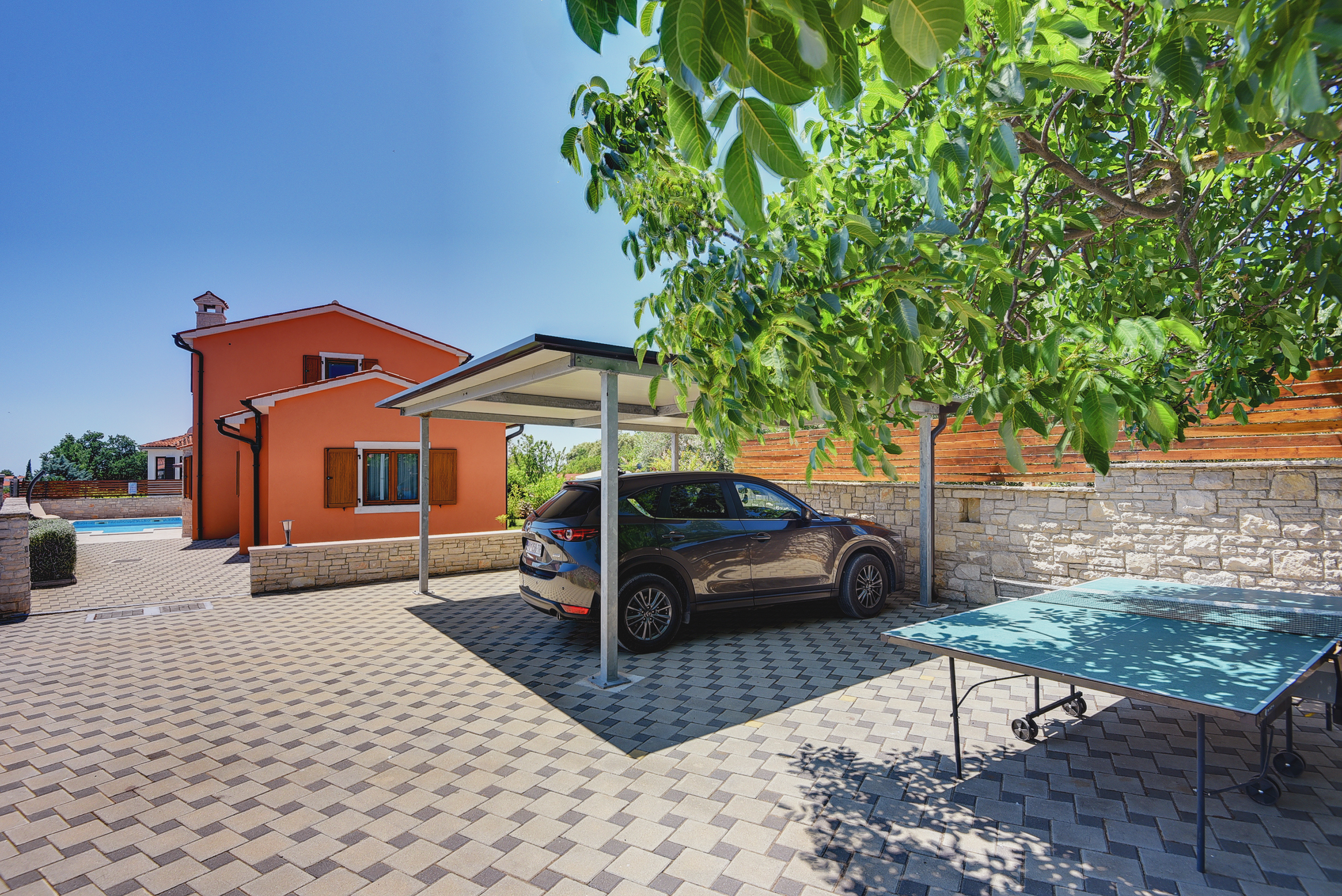 Villa mit Meerblick, Pool, eingezäuntem Rasen