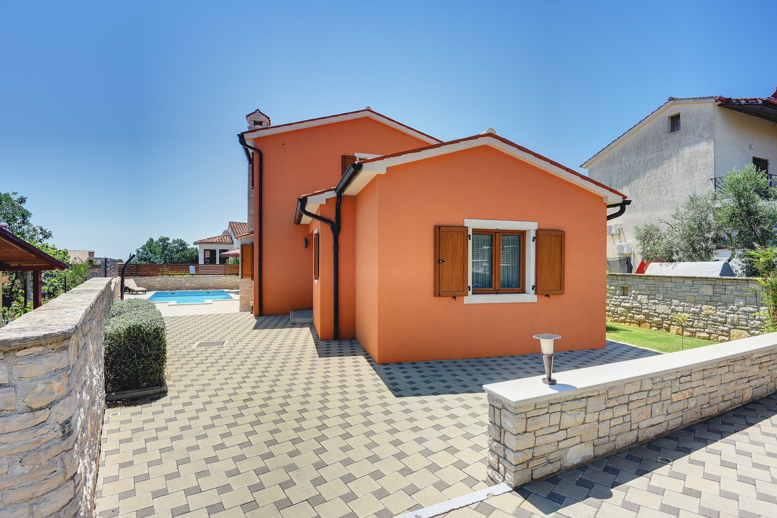 Villa mit Meerblick, Pool, eingezäuntem Rasen