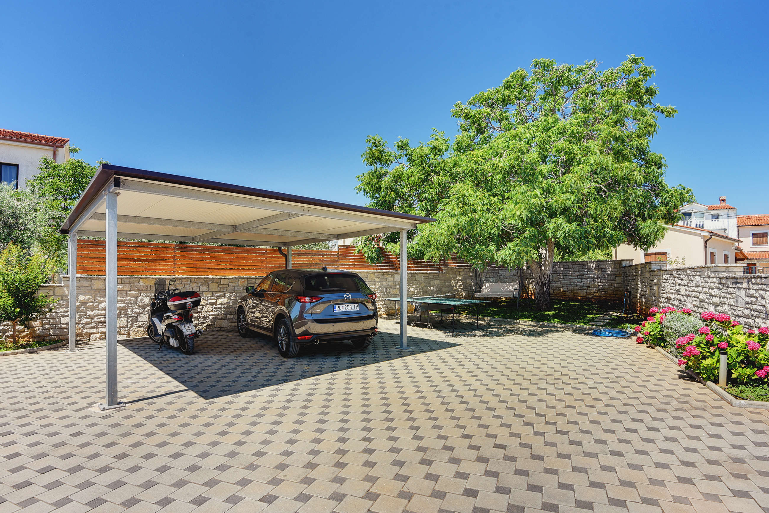 Villa mit Meerblick, Pool, eingezäuntem Rasen