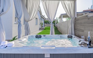 Luxury villa with outdoor pool and jacuzzi for 8 persons