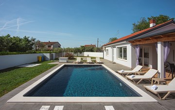 Holiday house in Valbandon with private pool