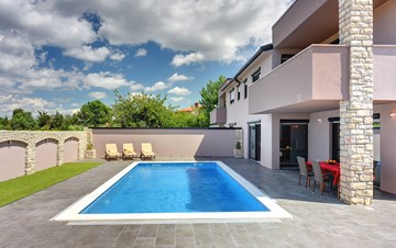 Luxurious villa with heated pool and sun terrace
