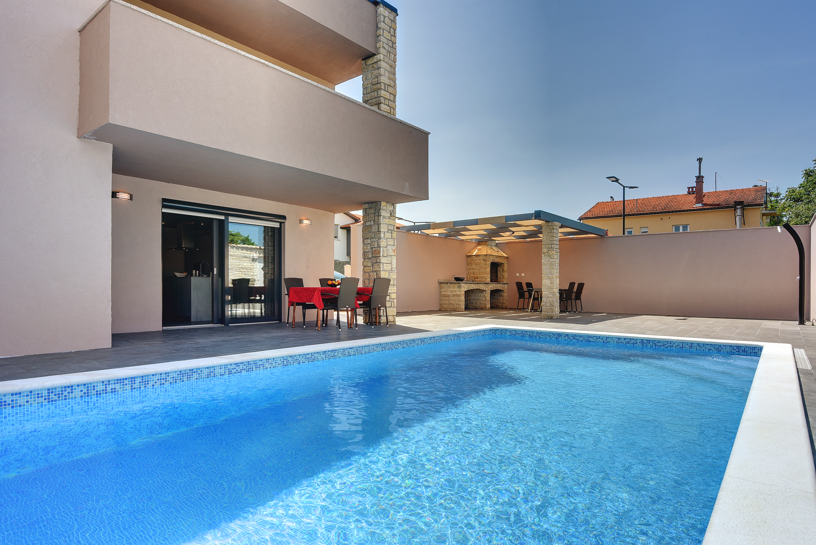 Luxuriöse Villa mit beheiztem Außenpool und Sonnenterrasse