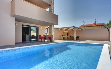 Lussuosa villa con piscina riscaladata e terrazza prendisole