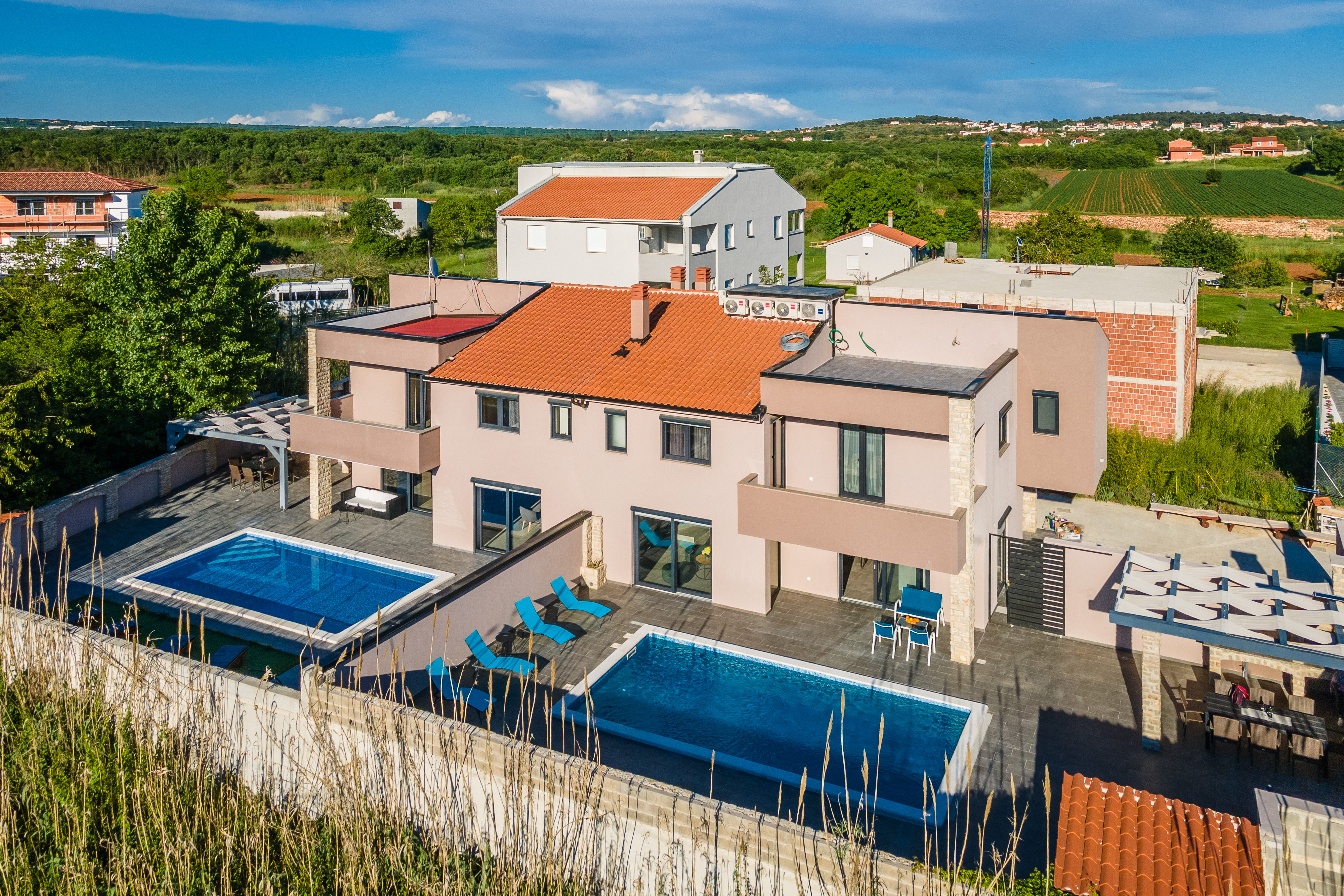 Luxuriöse Villa mit beheiztem Außenpool und Sonnenterrasse