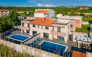 Lussuosa villa con piscina riscaladata e terrazza prendisole