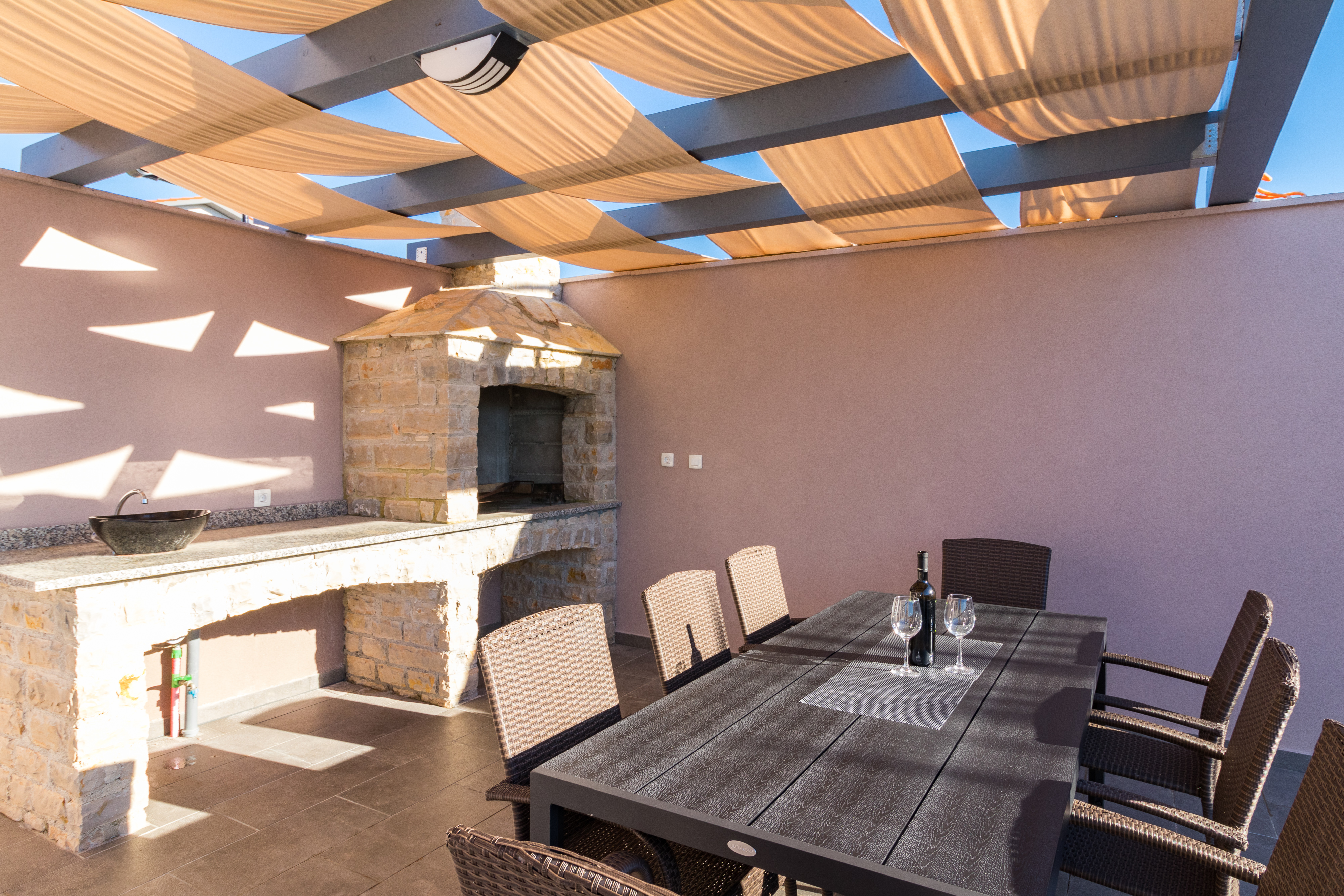 Luxuriöse Villa mit beheiztem Außenpool und Sonnenterrasse