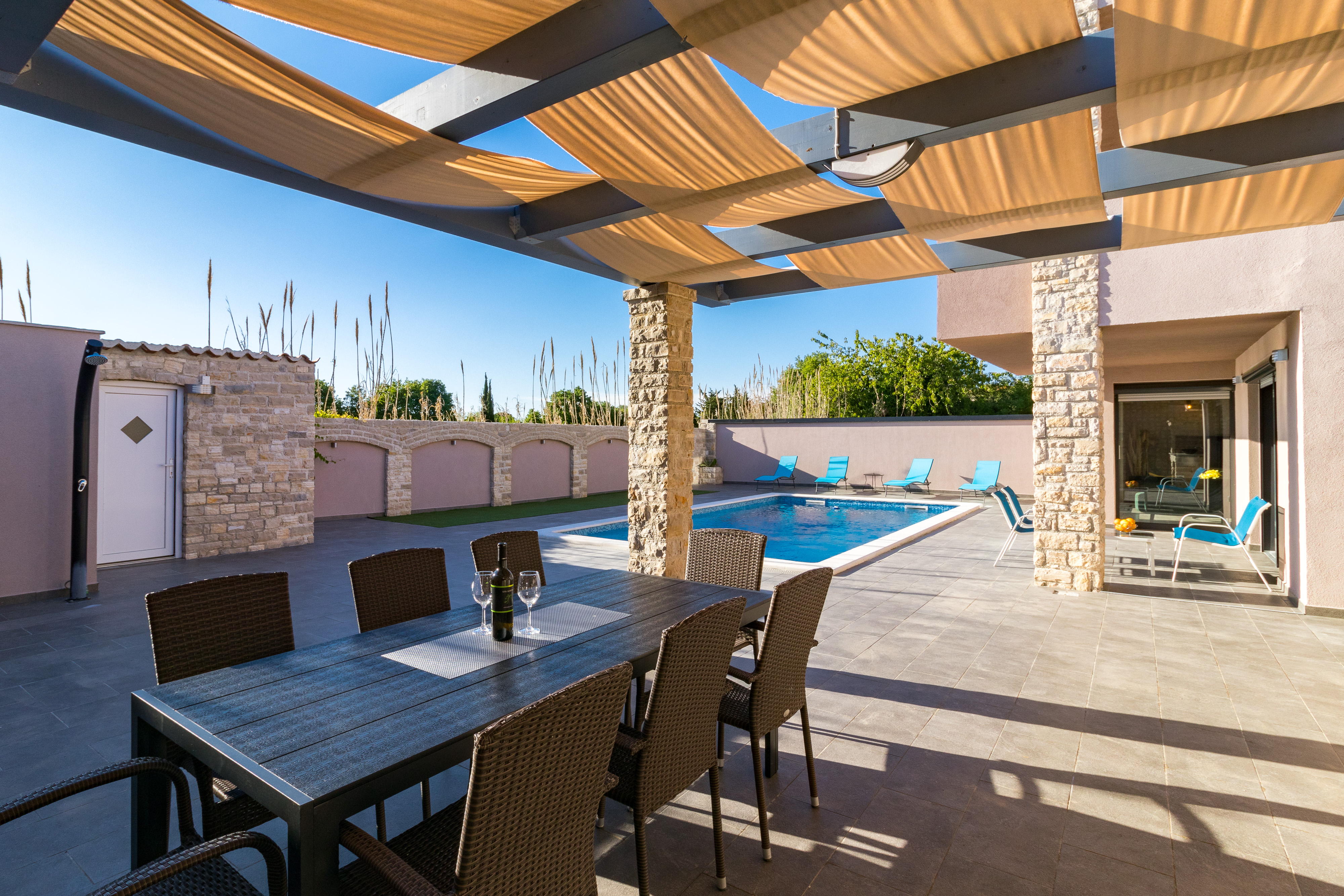 Luxuriöse Villa mit beheiztem Außenpool und Sonnenterrasse