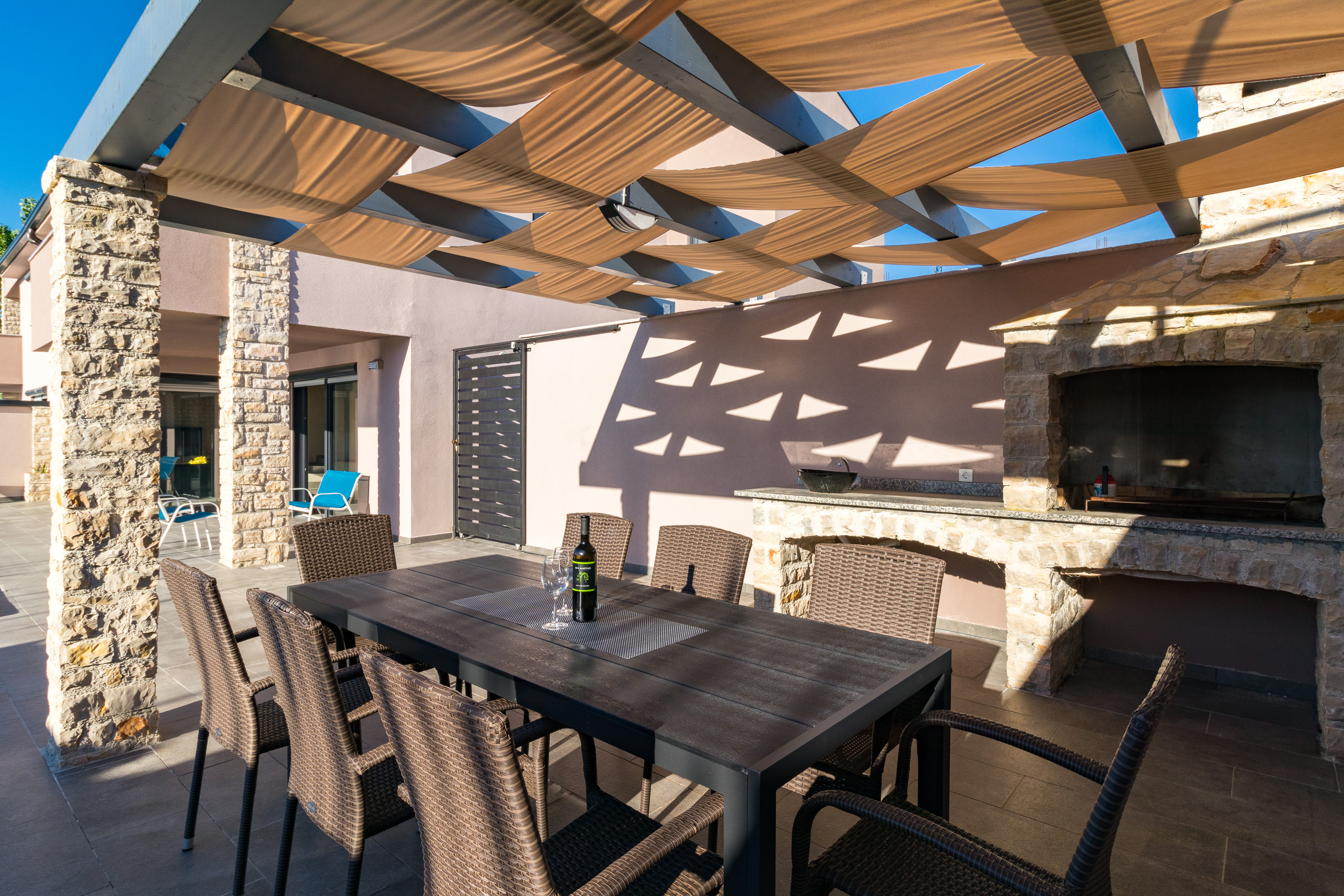 Luxuriöse Villa mit beheiztem Außenpool und Sonnenterrasse