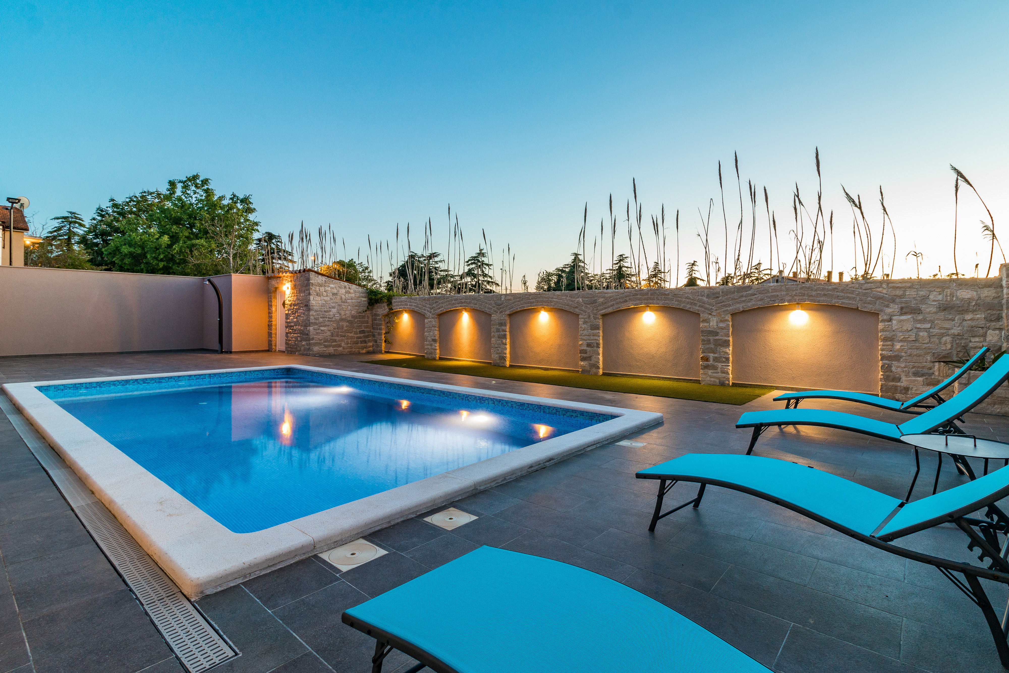 Luxuriöse Villa mit beheiztem Außenpool und Sonnenterrasse