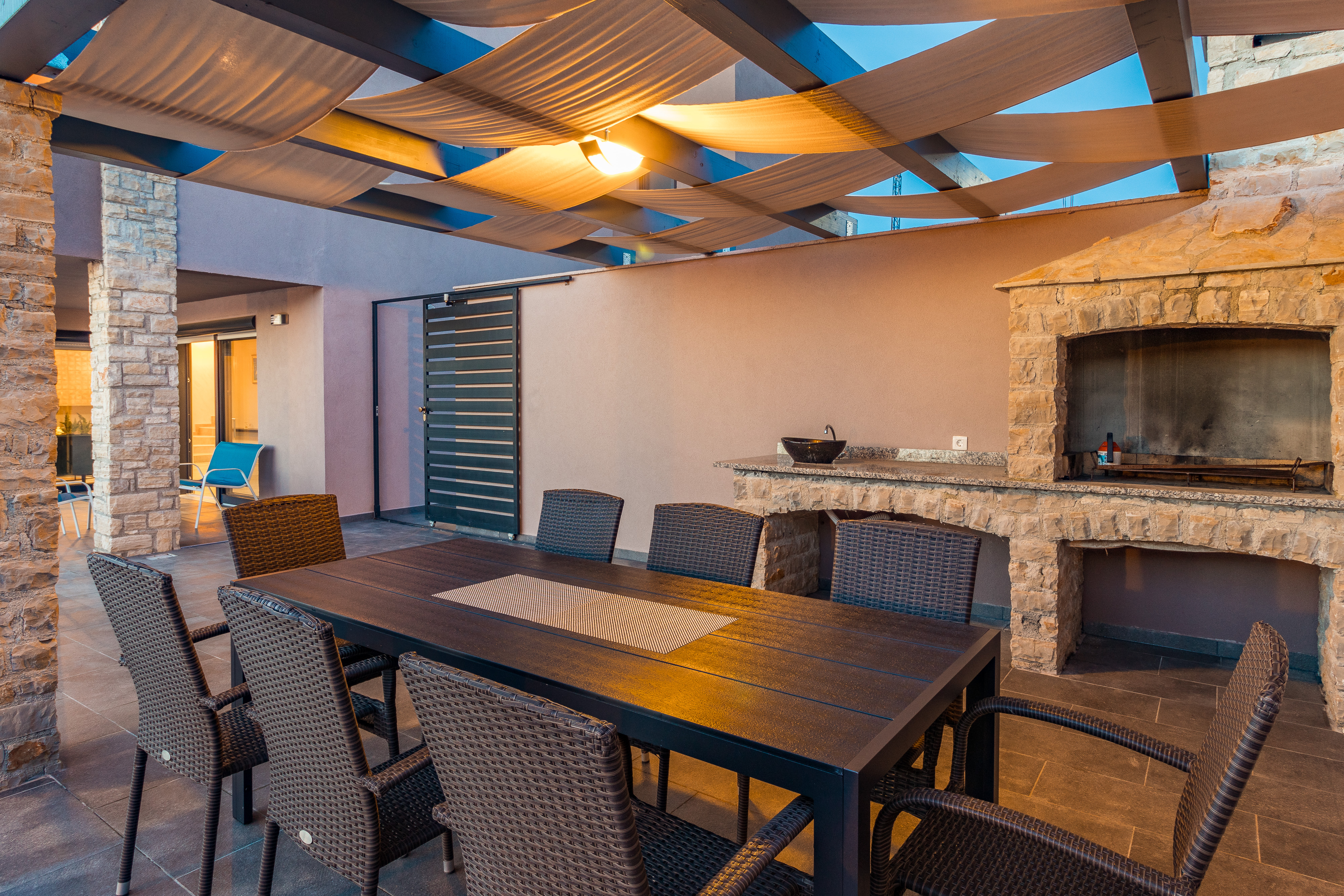 Luxuriöse Villa mit beheiztem Außenpool und Sonnenterrasse