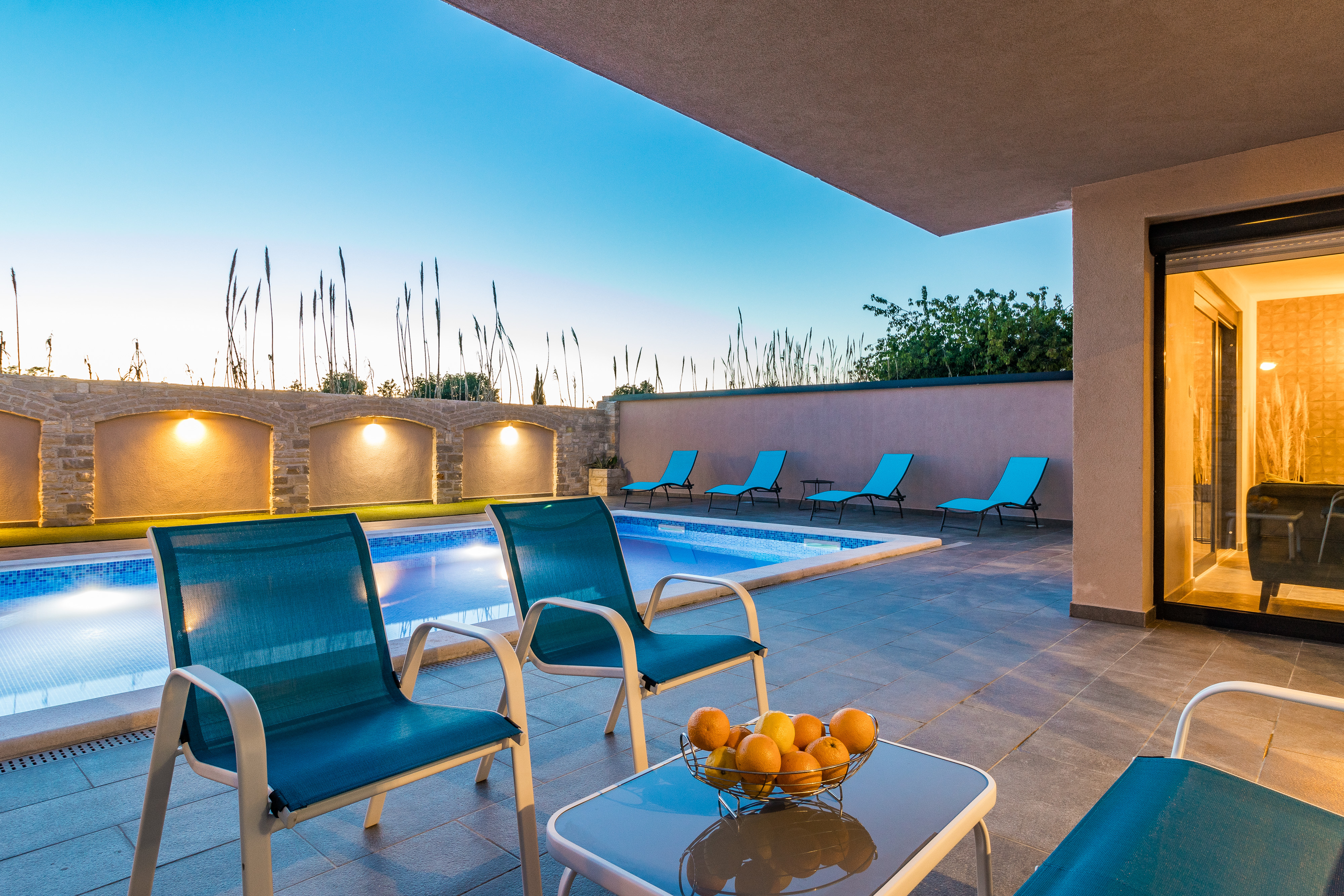 Luxuriöse Villa mit beheiztem Außenpool und Sonnenterrasse