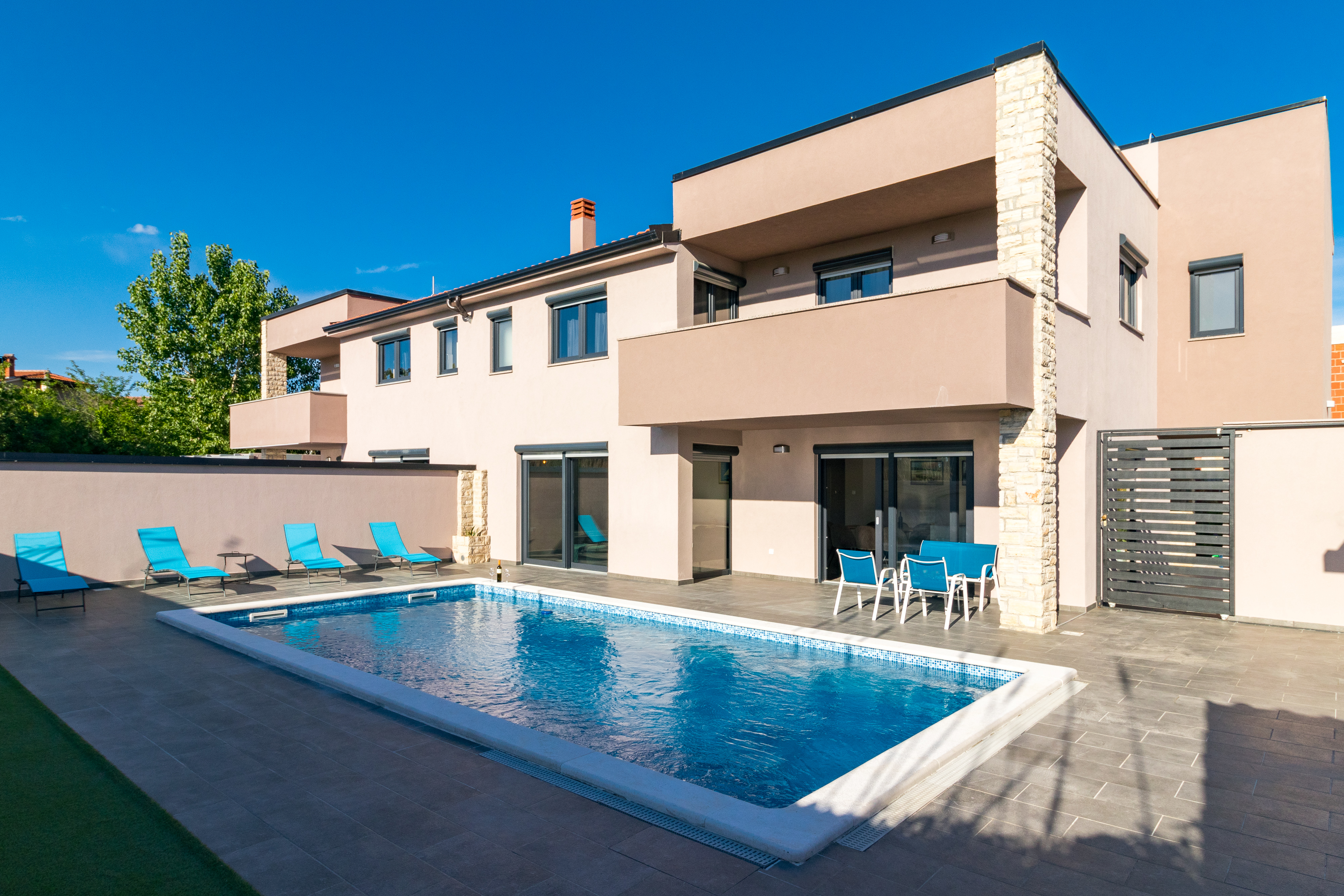 Luxuriöse Villa mit beheiztem Außenpool und Sonnenterrasse