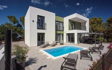 Moderne Villa umgeben von Grün mit privatem Pool