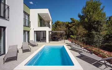 Villa moderna immersa nel verde con piscina privata