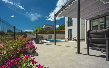 Moderna villa okružena zelenilom sa privatnim bazenom