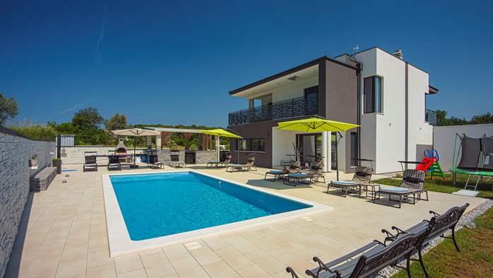 Villa moderna a Štinjan offre una piscina con acqua salata, Wi-Fi, 12