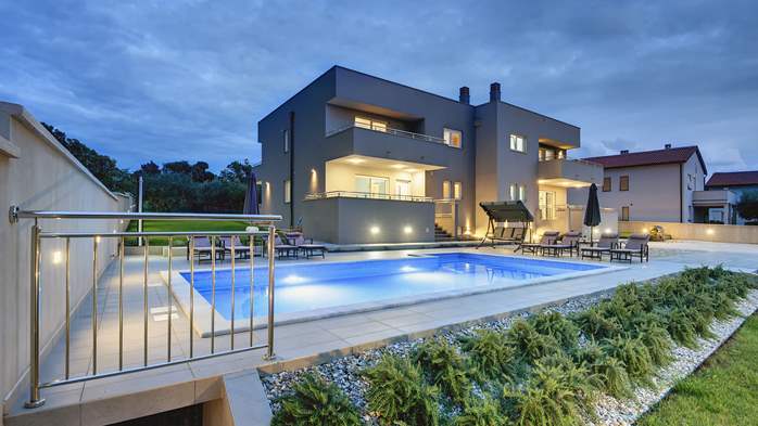 Beautiful villa in Pula with 7 bedrooms and a private pool, 5