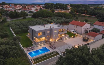 Bellissi villa a Pula con 7 camere da letto e una piscina privata