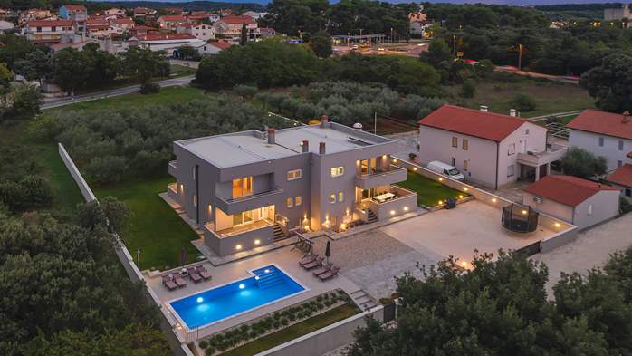 Beautiful villa in Pula with 7 bedrooms and a private pool, 4