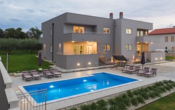 Bellissi villa a Pula con 7 camere da letto e una piscina privata