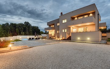 Schöne Villa in Pula mit 7 Schlafzimmern und einem privaten Pool