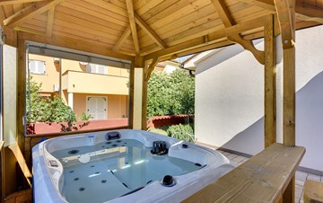 Holiday house near the sea with outside jacuzzi