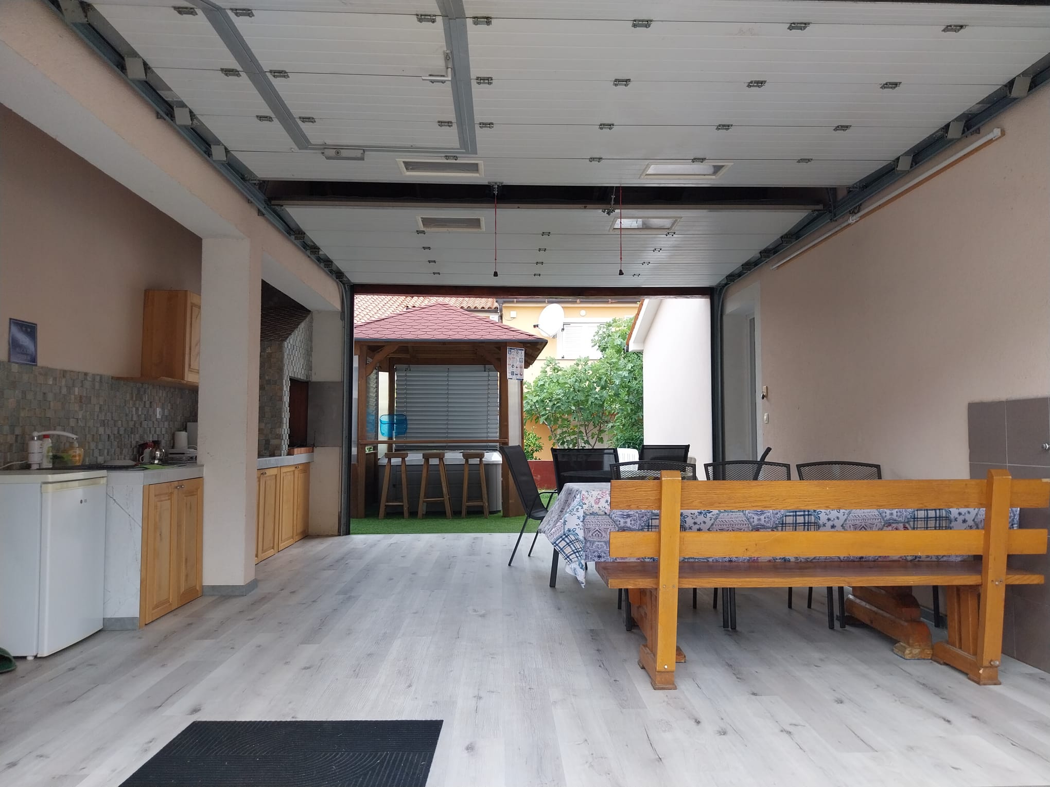 Holiday house near the sea with outside jacuzzi